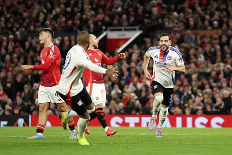 تقارير: ريان شرقي يتمسك بحلم فرنسا ويرفض إغراءات الجزائر  